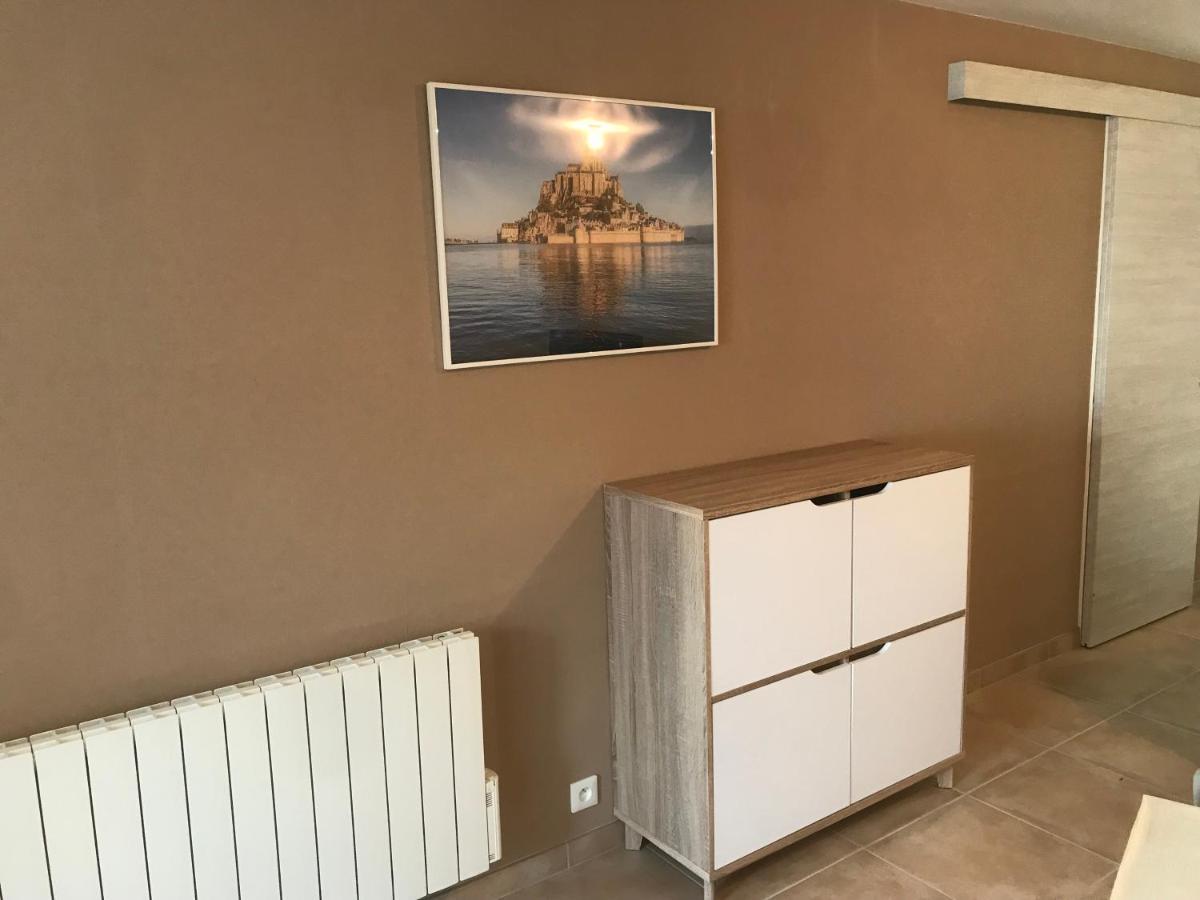 Hebergements Situes A 6 Kms Du Mont Saint Michel Tanis Exterior foto
